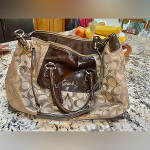 Coach shoulder bag very gently used beautiful